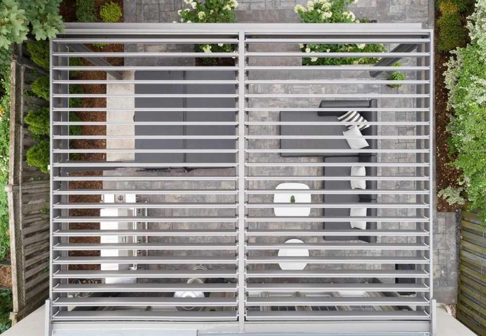 Alba Louvered Roof and Stratus Drop Screens